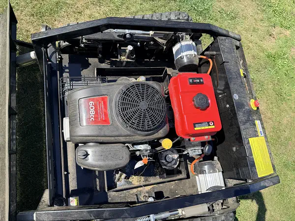 Motor Loncin 608 cm³ ve svahové sekačce PENSEN